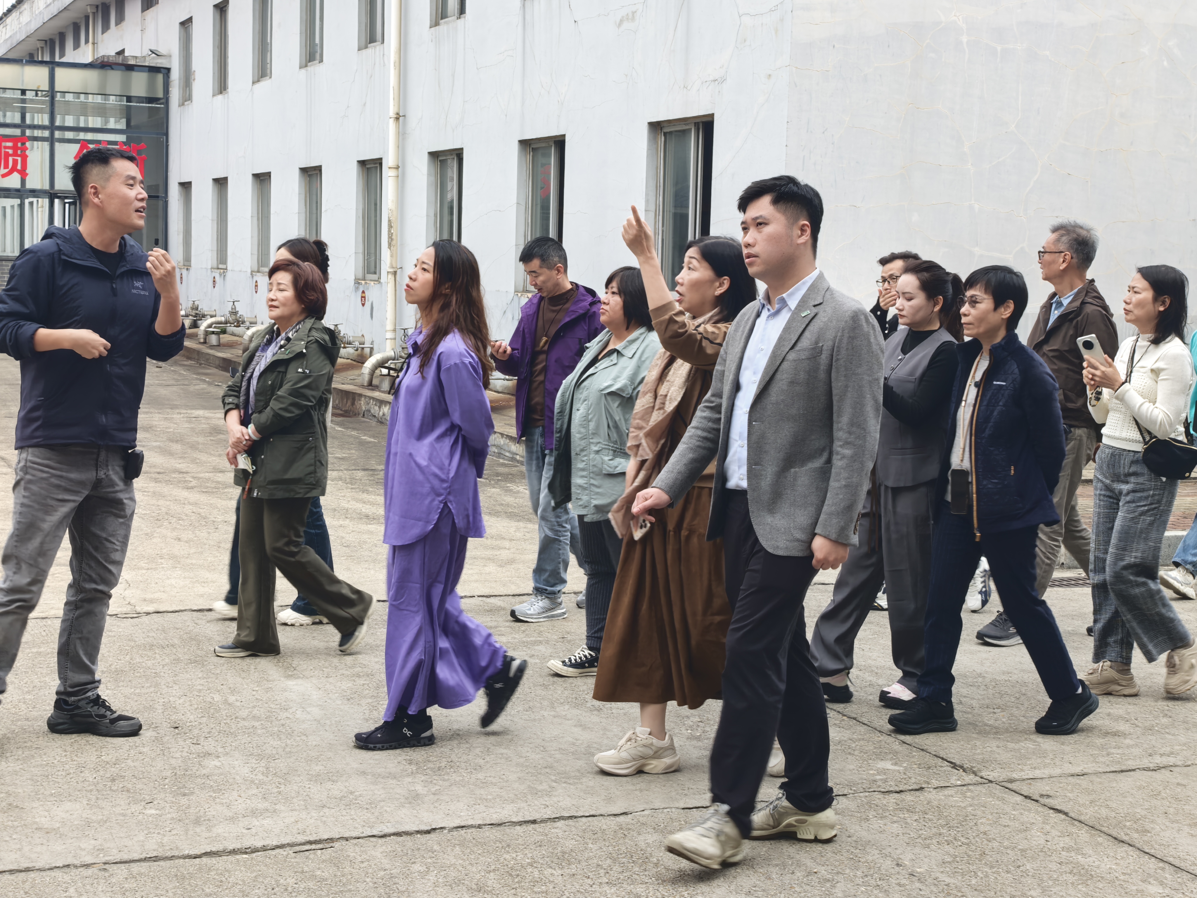 澳門(mén)茶藝專(zhuān)業(yè)人員協(xié)會(huì )到訪(fǎng)湘益——共品茯香 共話(huà)未來(lái)